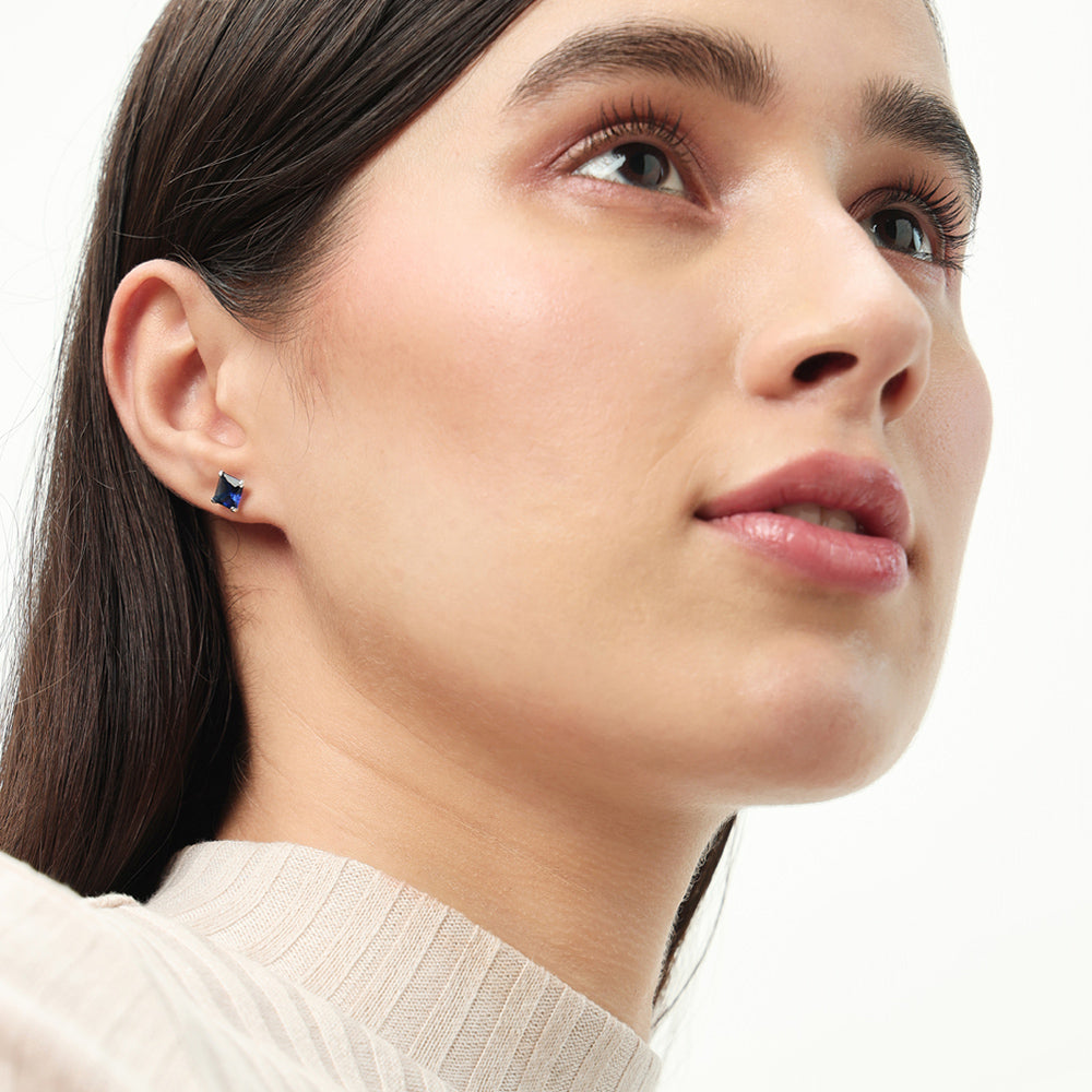 Copy_of_square_blue_model_mynah